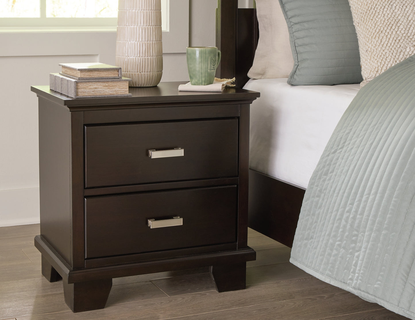 Covetown Queen Panel Bed with Mirrored Dresser and Nightstand